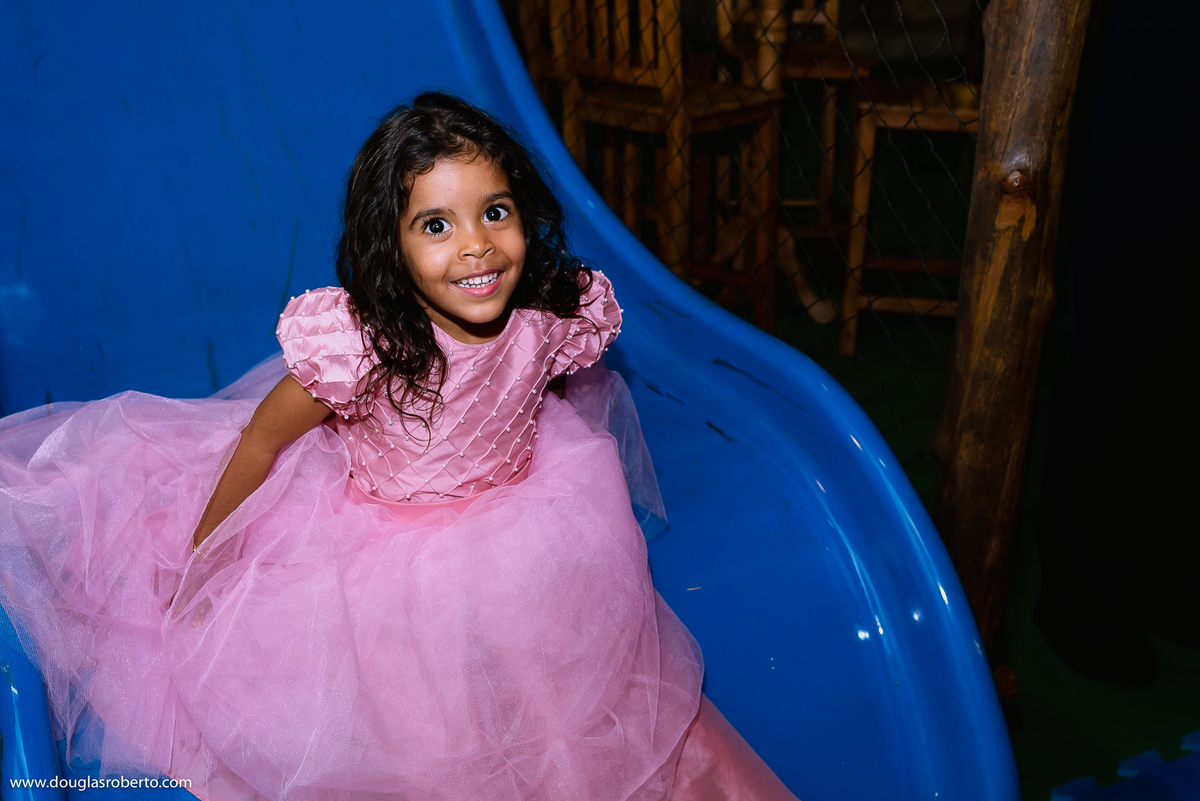 brincando no escorrega