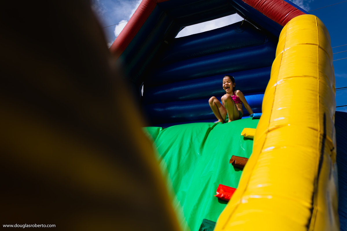 brincando de pular no escorrega inflável