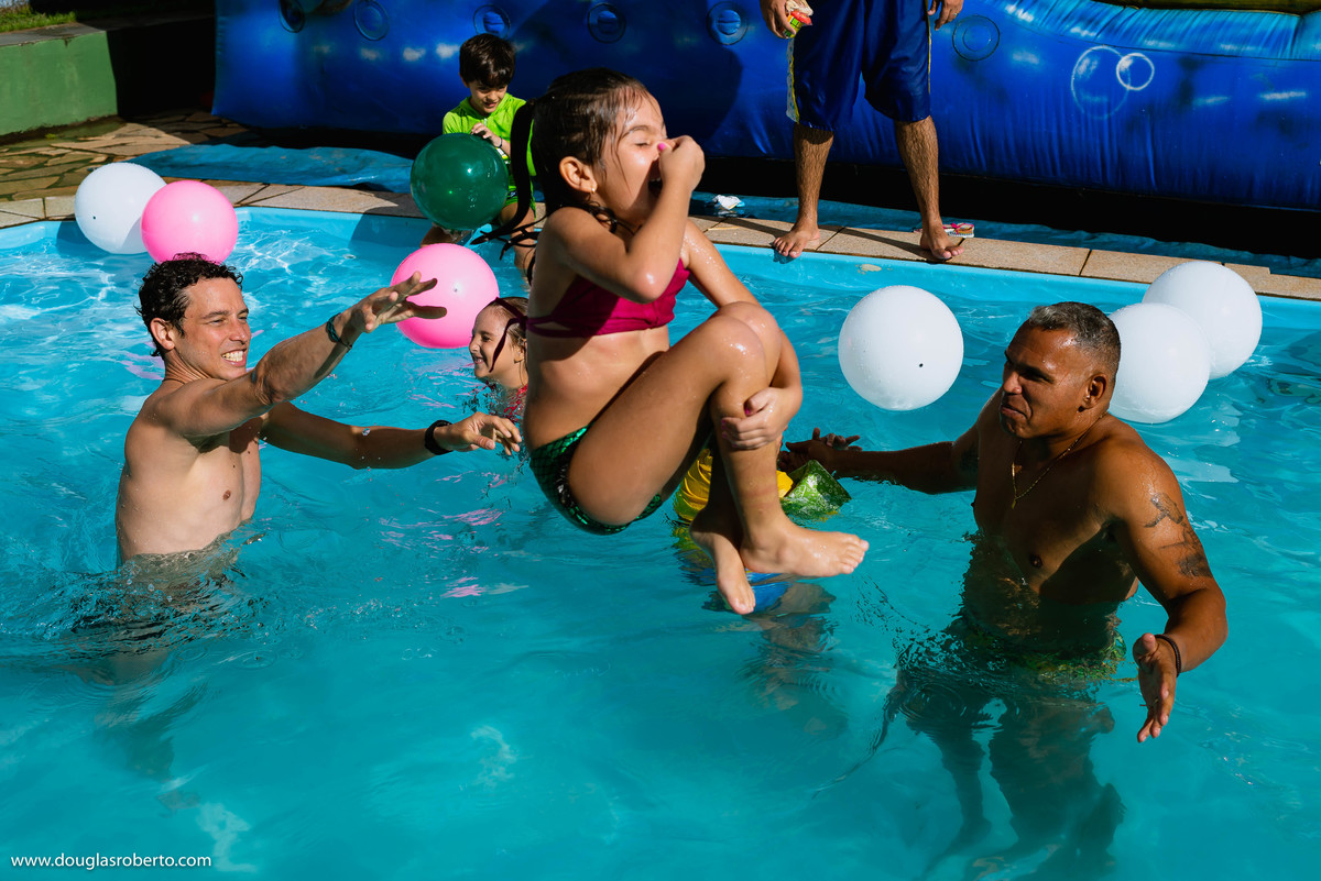 pulando na piscina