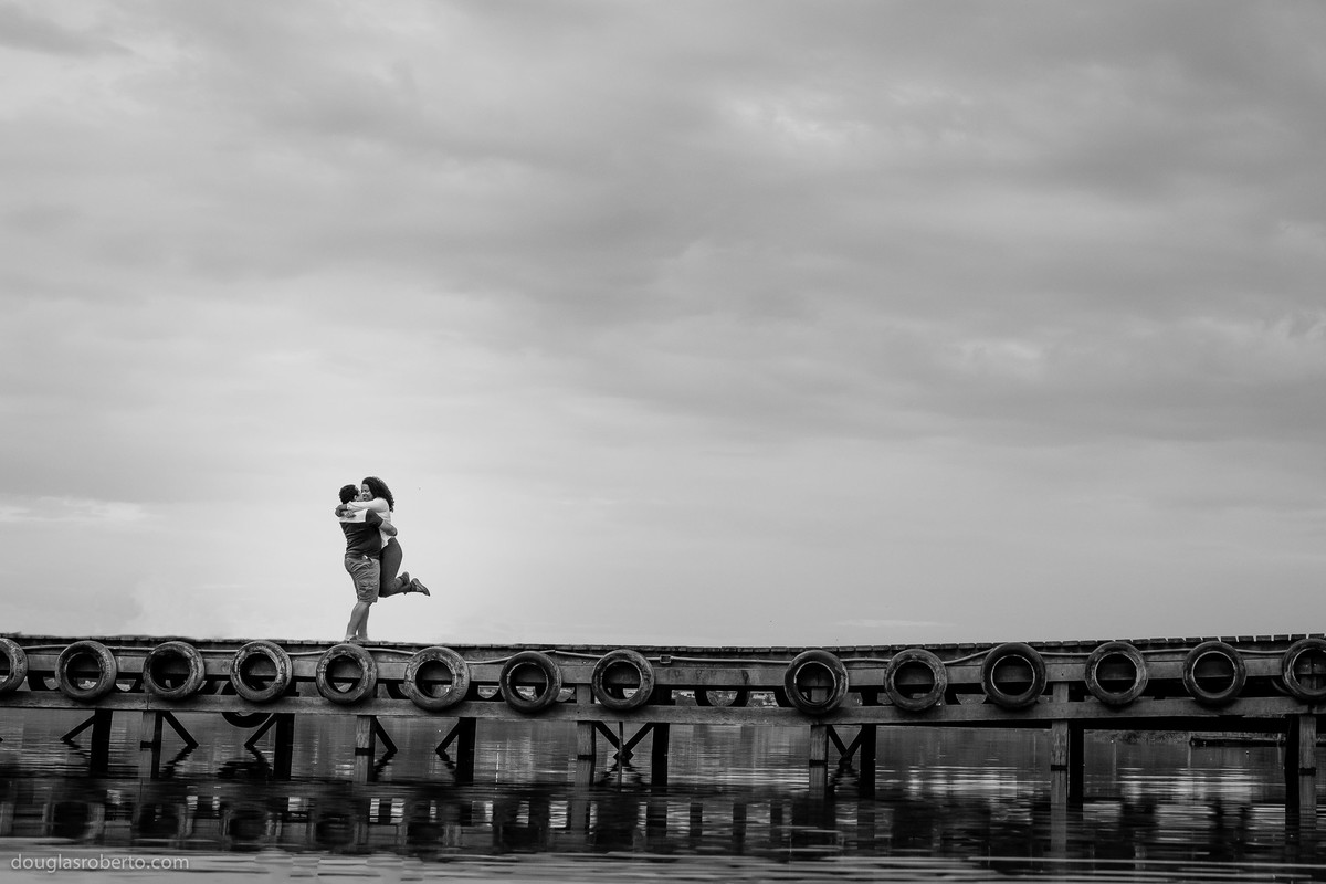 noivo segurando a noiva