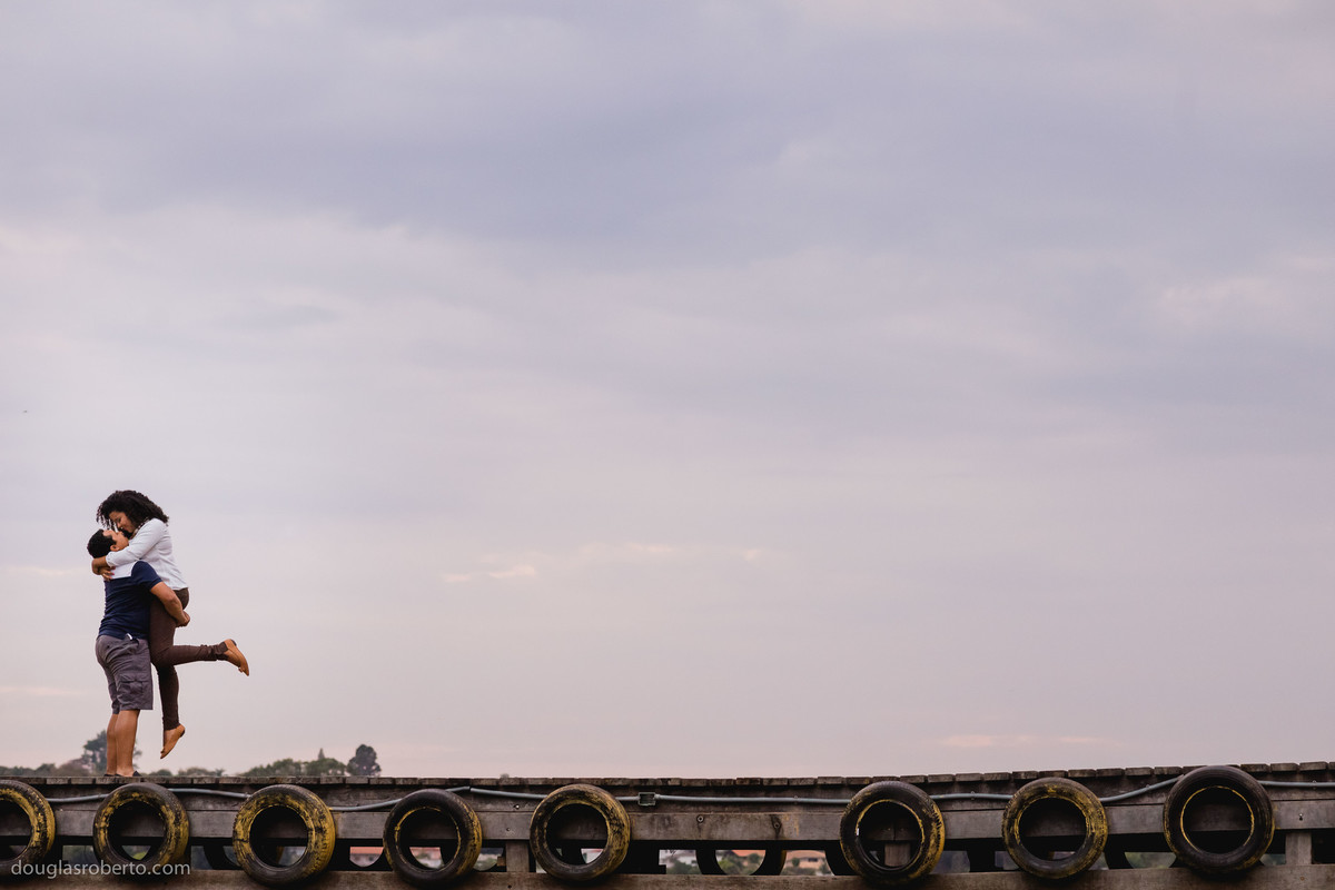 noivo segurando a noiva