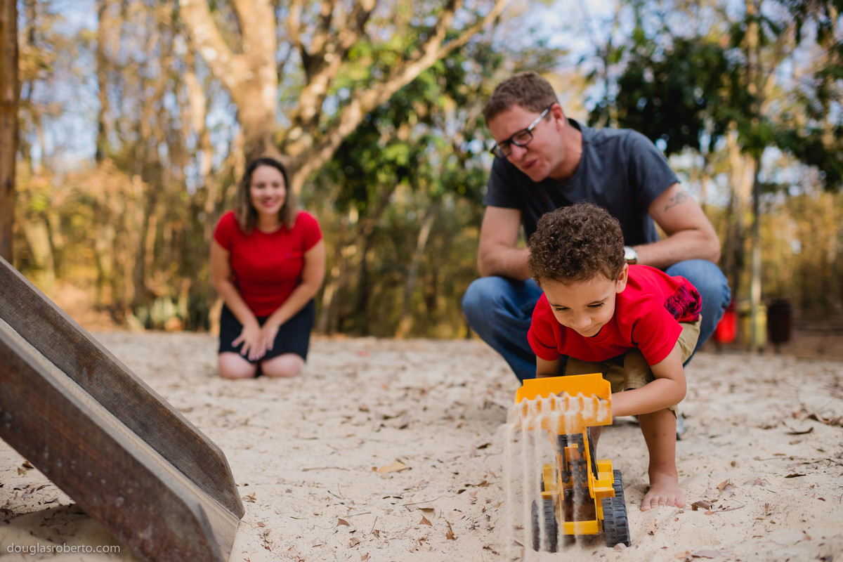 família reunida no parque