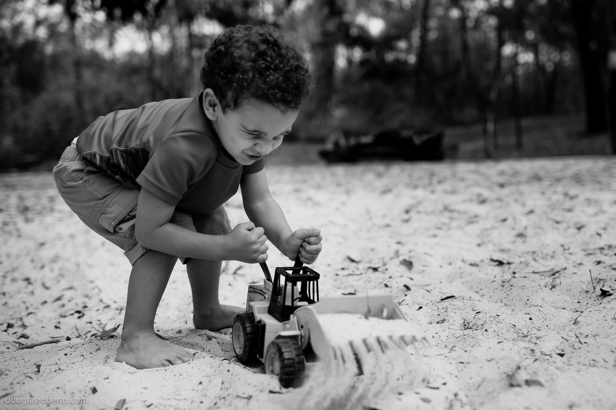 criança fazendo força