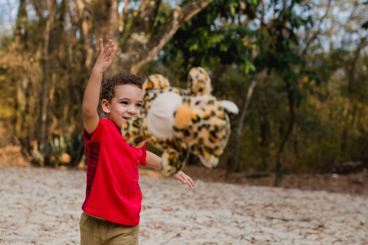 criança jogando brinquedos