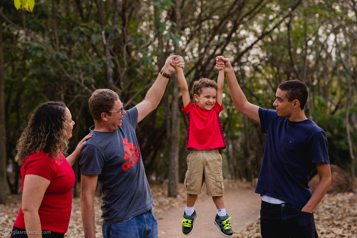 pai e filho levantando irmãos