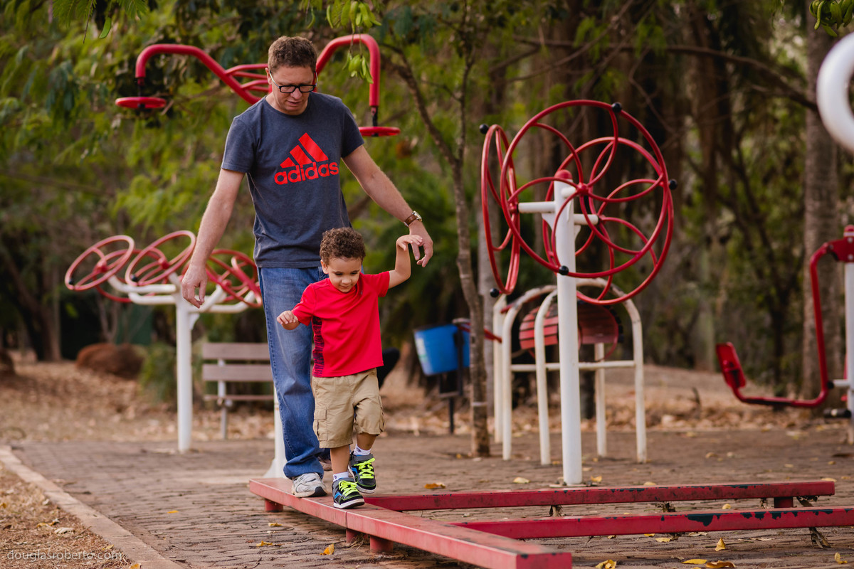 pai e filho brincando