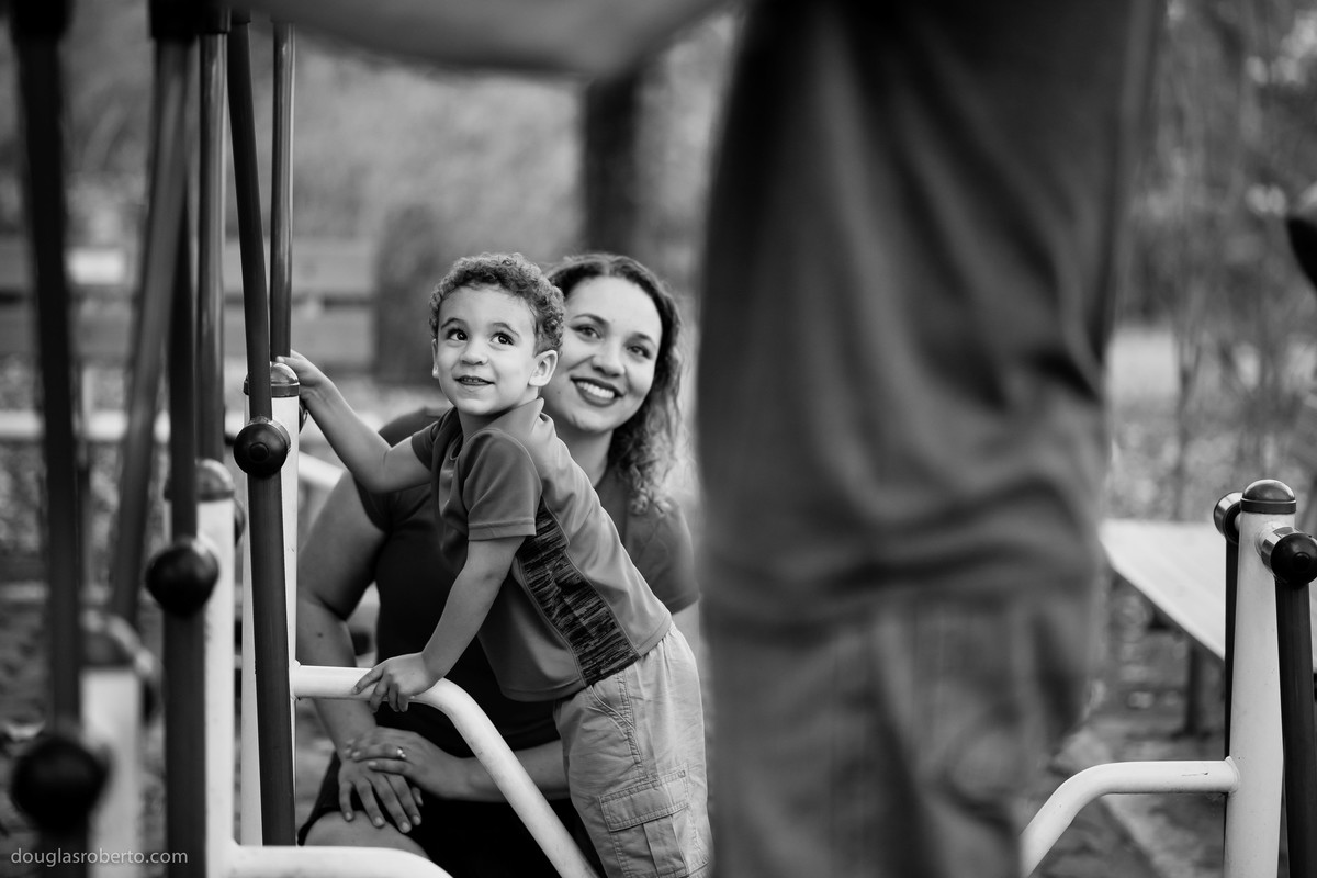 mãe e filho olhando para o pai