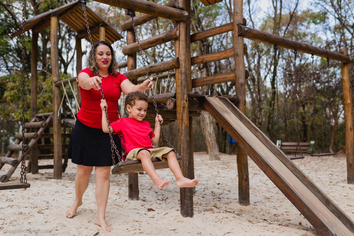 mãe e filho brincando