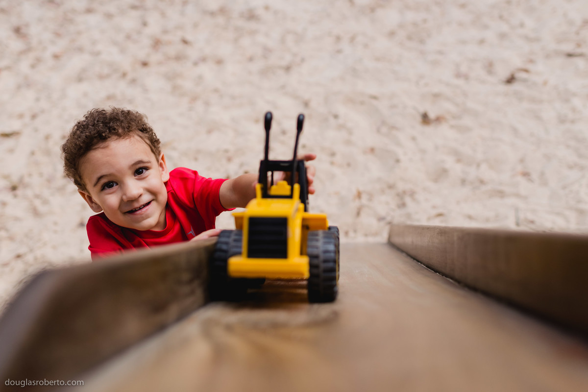 criança brincando no escorrega