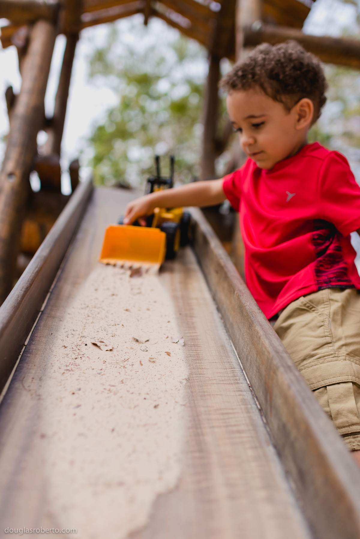 criança brincando no escorrega