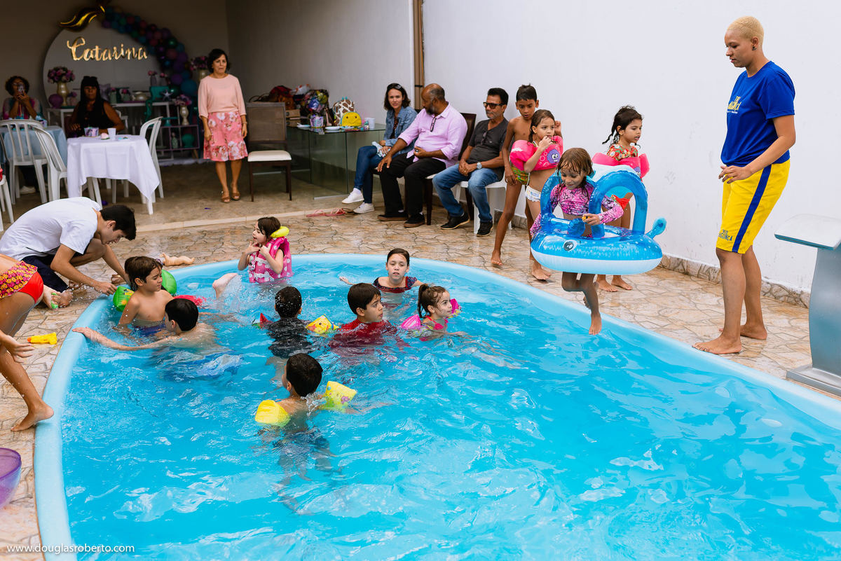 brincando na piscina