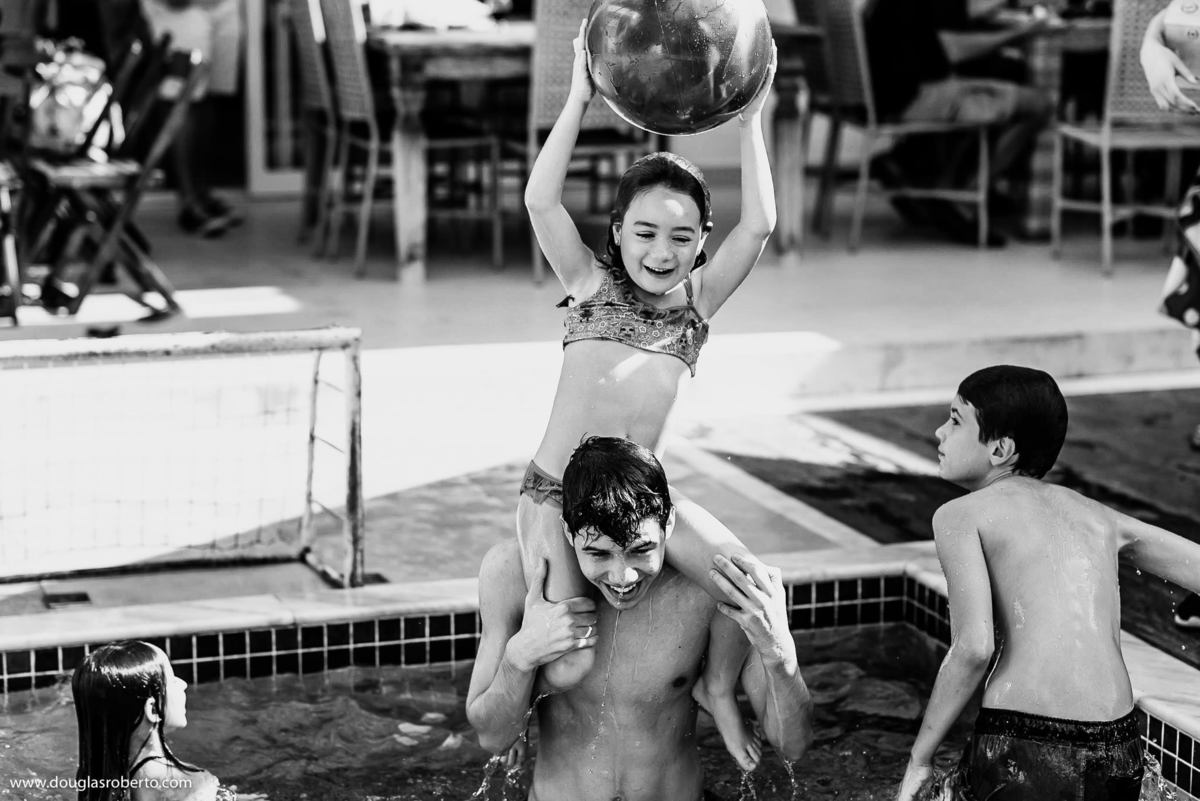 brincando na piscina 