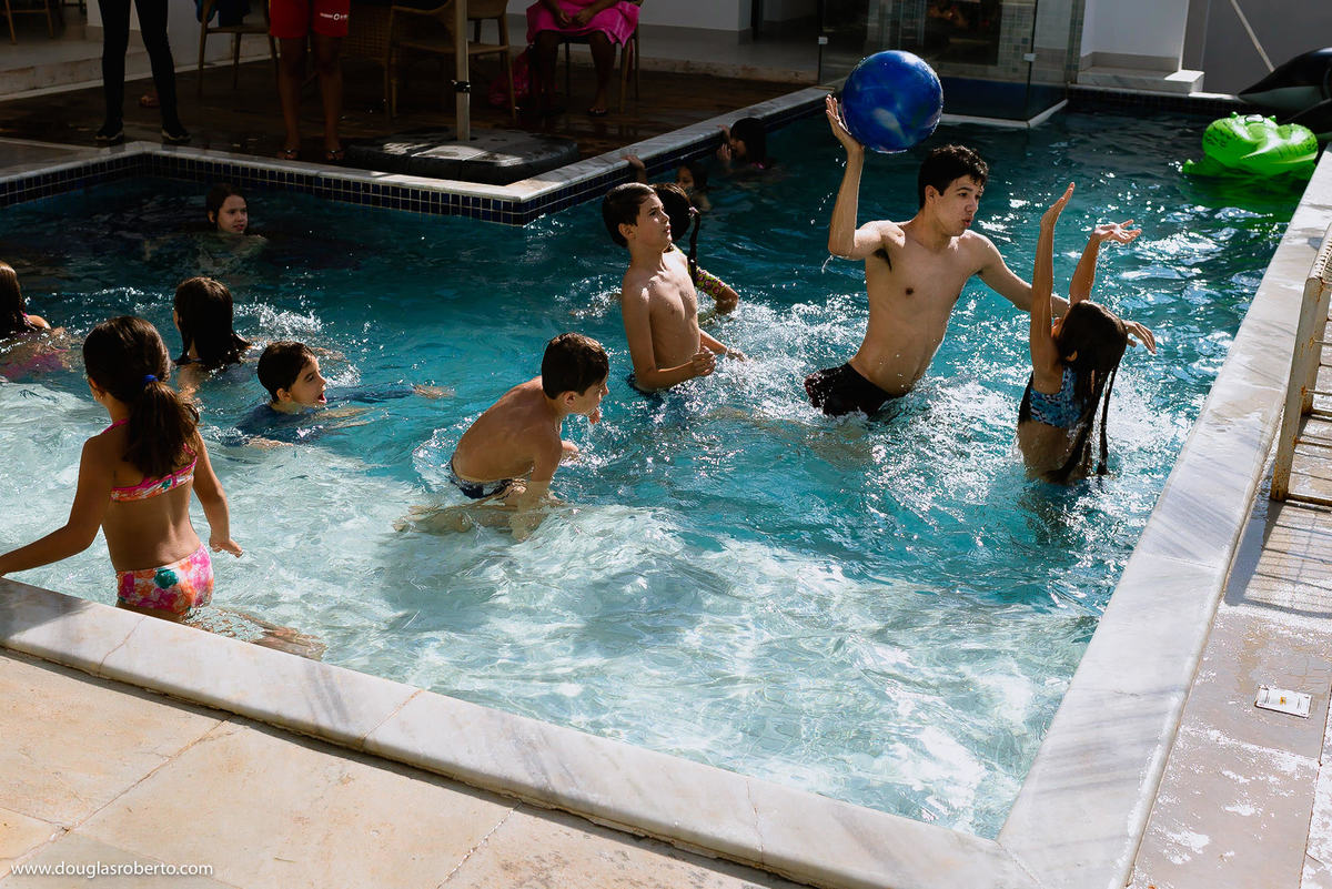 criando de bola na piscina 