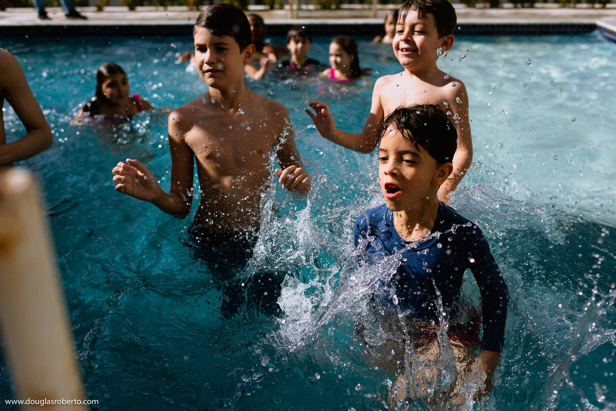 brincando na piscina 