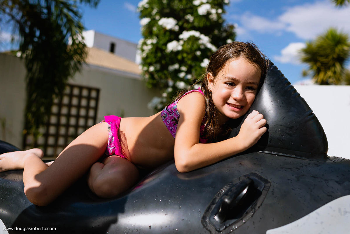brincando na piscina 