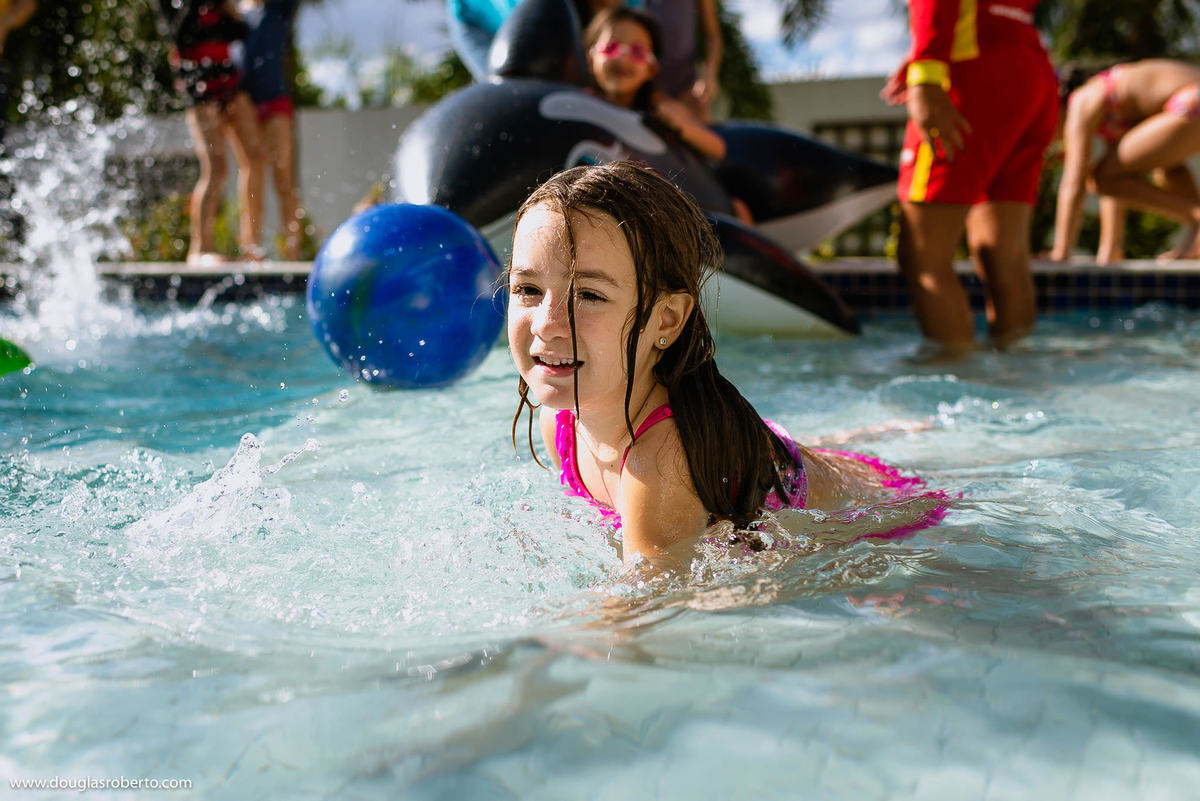 brincando na piscina 