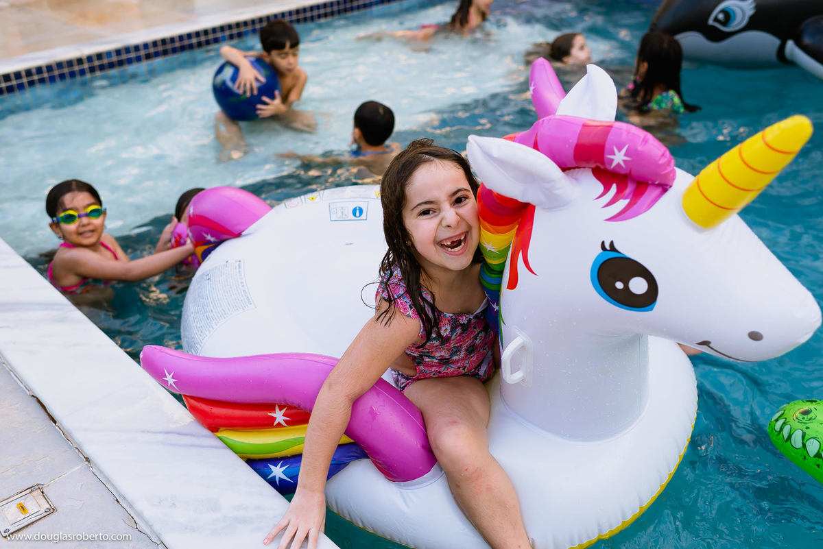 brincando na piscina 
