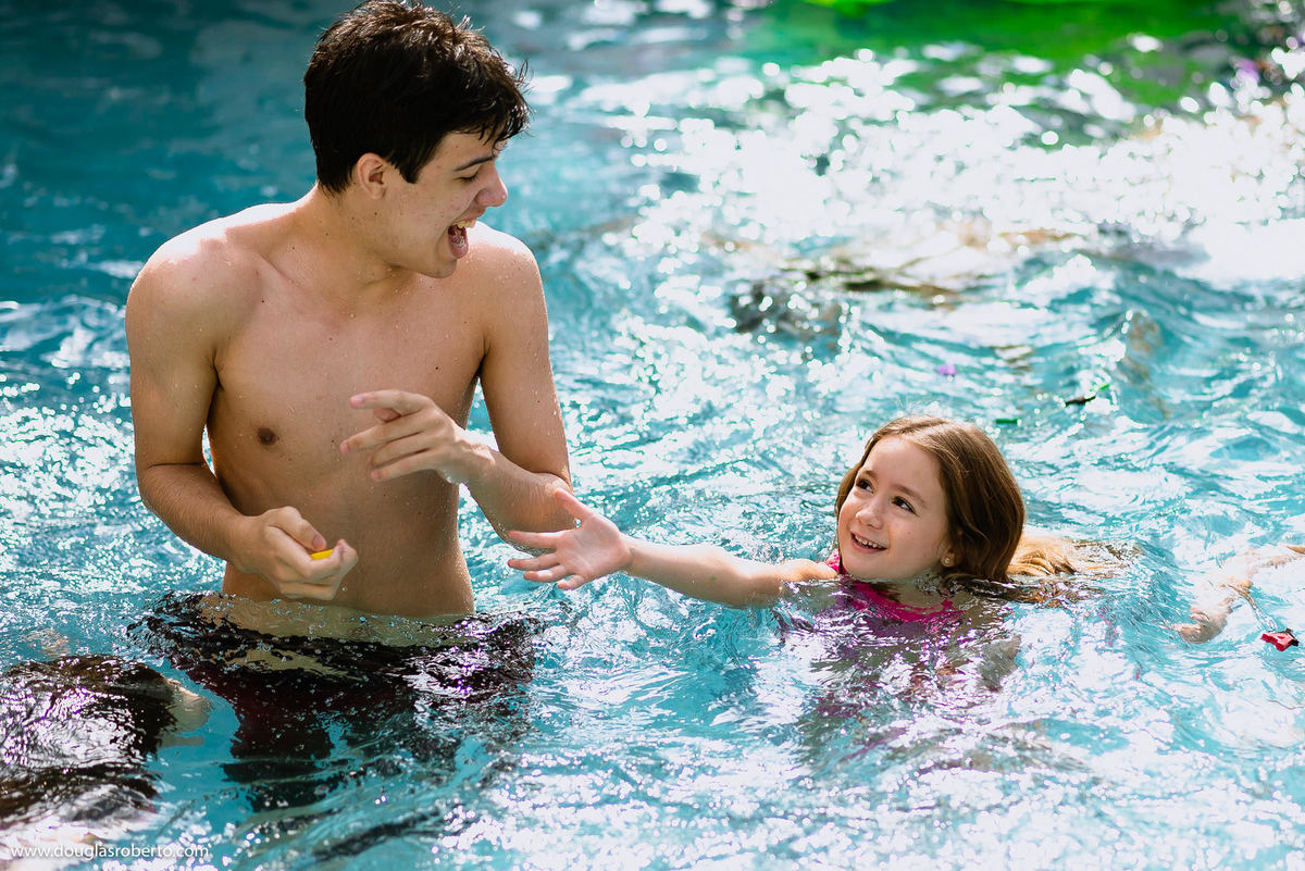brincando na piscina 