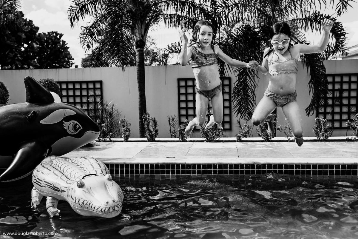 pulando na piscina 