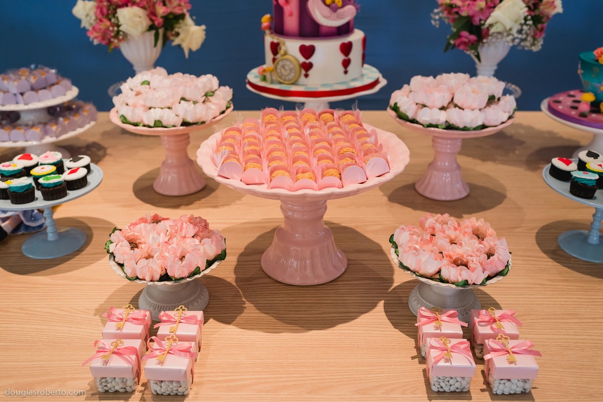 mesa de decoração de festa infantil
