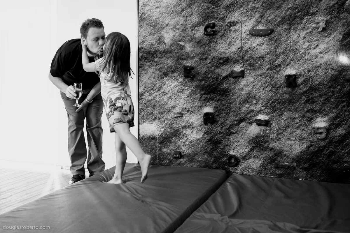 criança beijando o pai