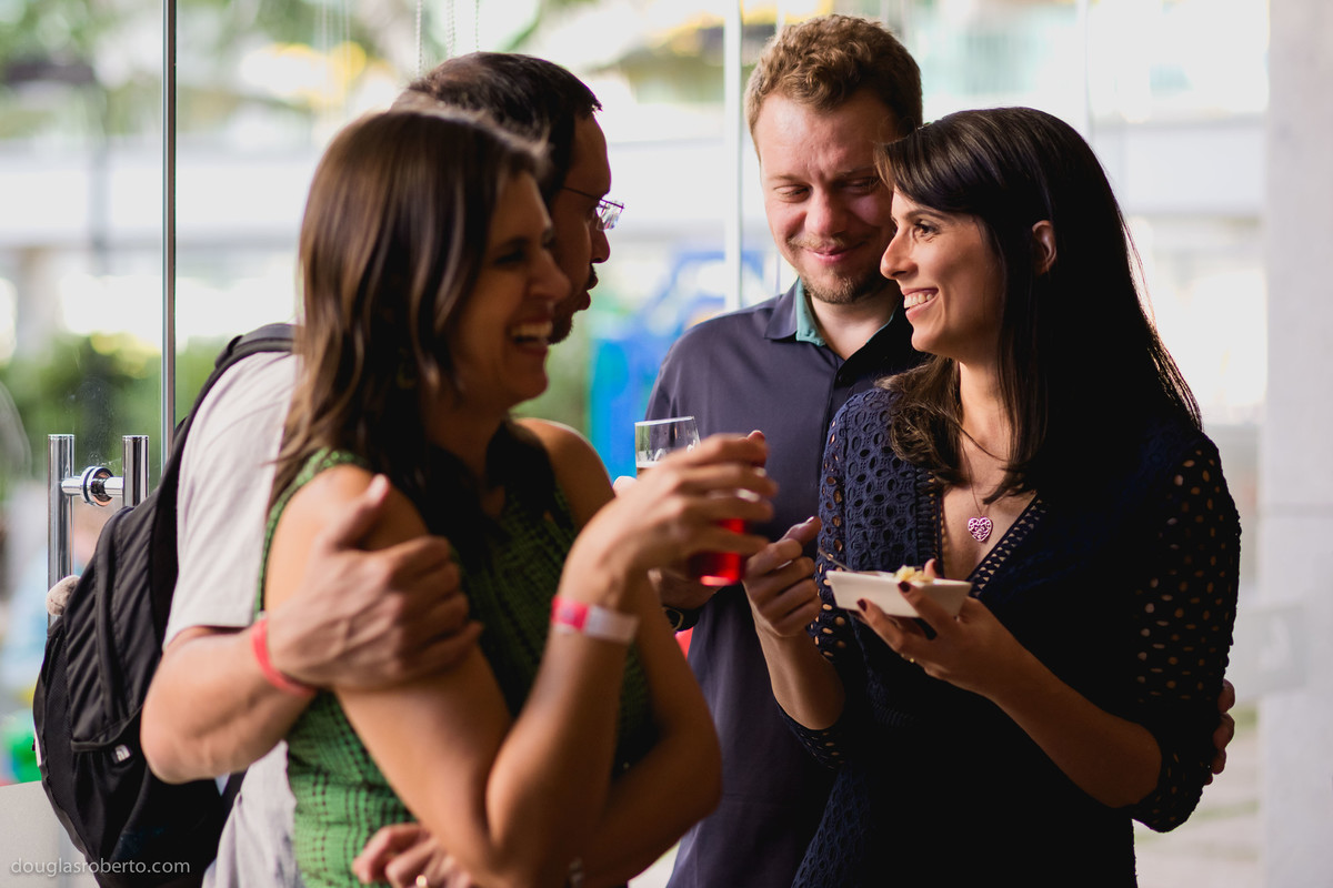 pais conversando em festa infantil