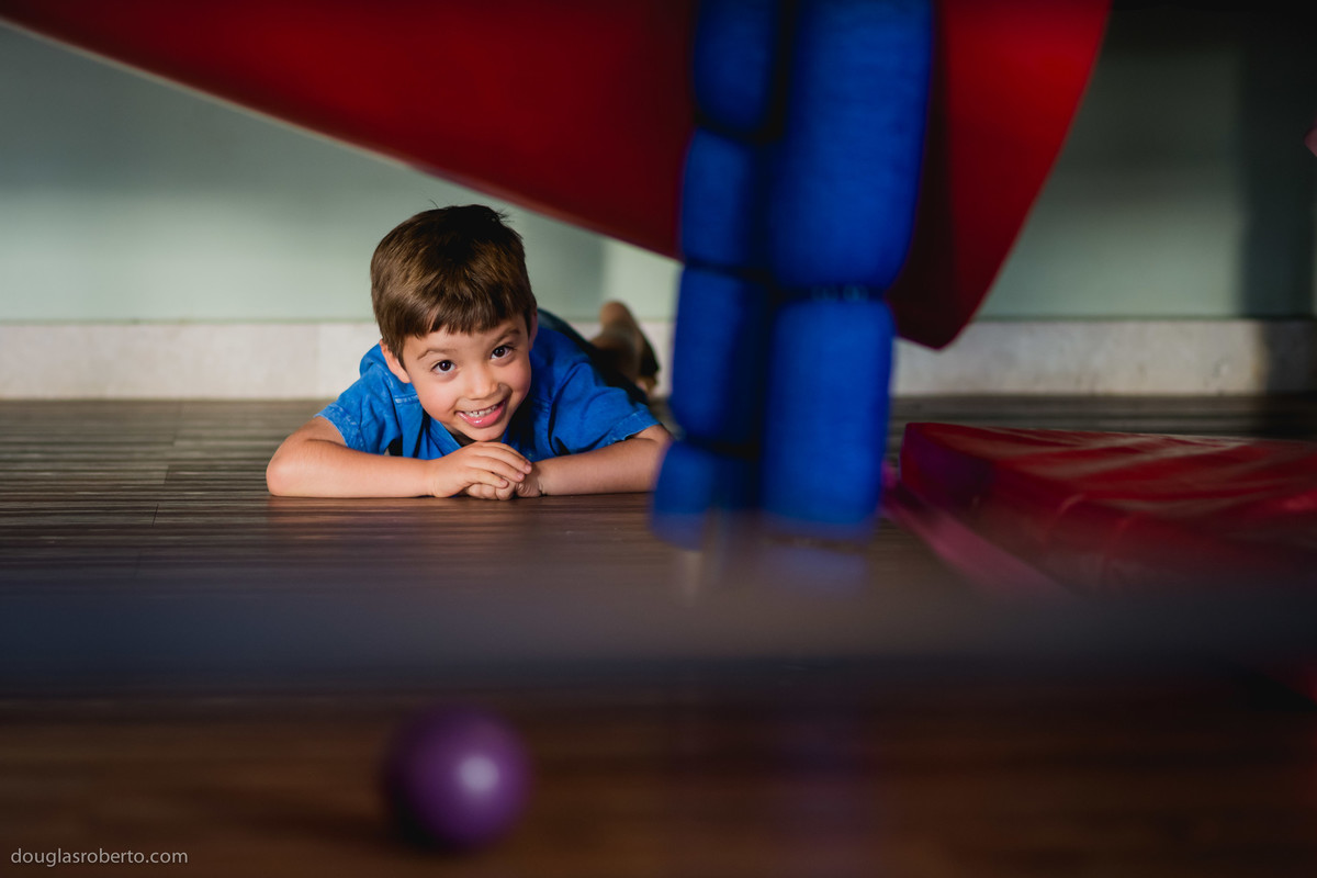 criança se escondendo