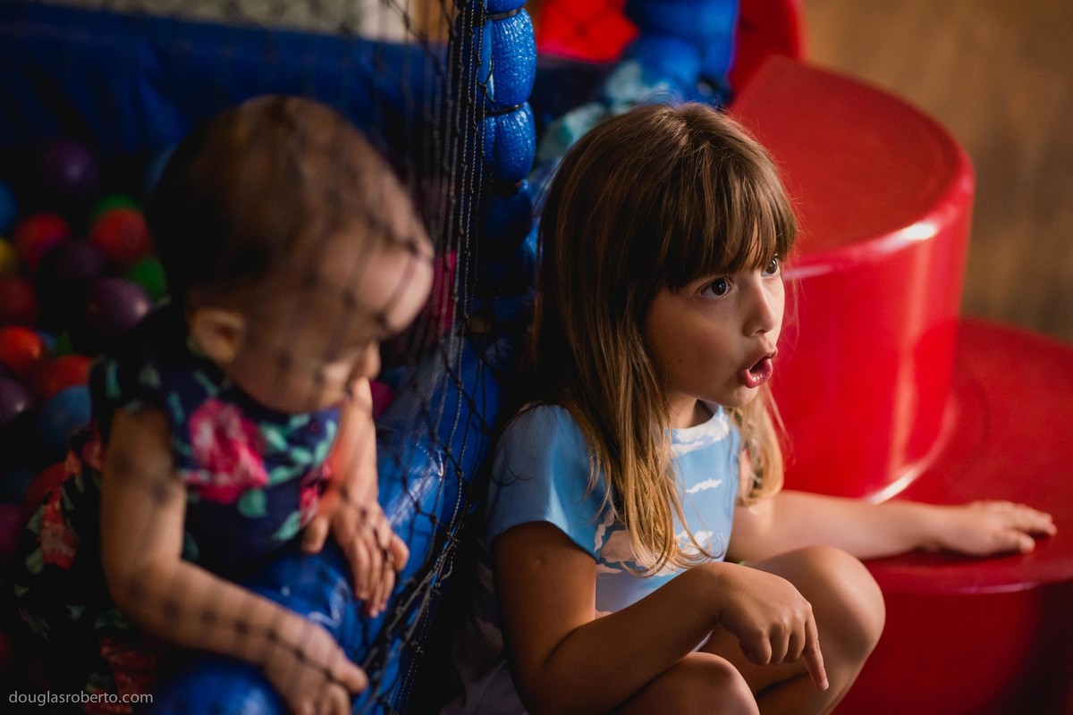 criança fazendo careta