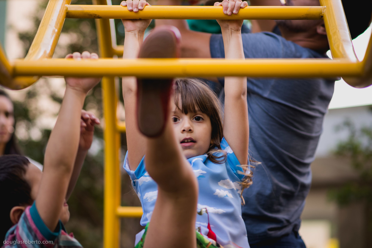 criança se pendurando