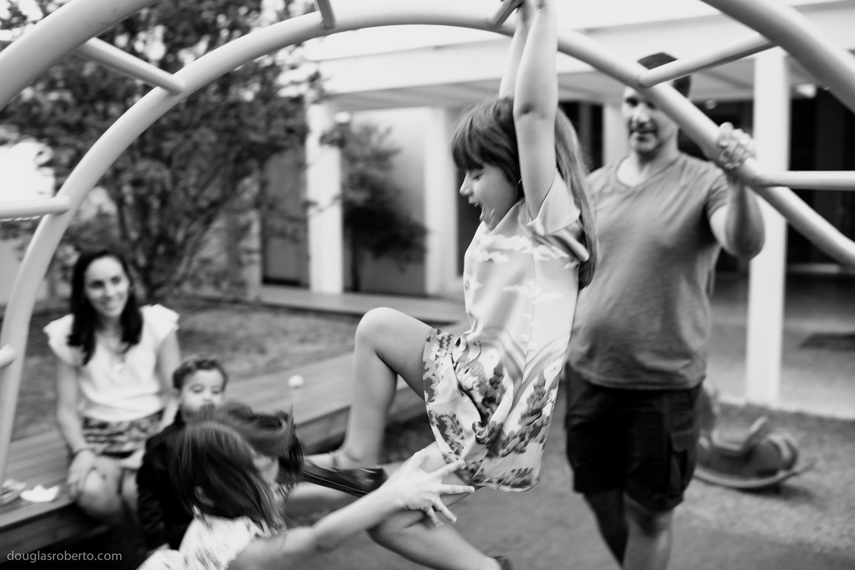 criança se pendurando