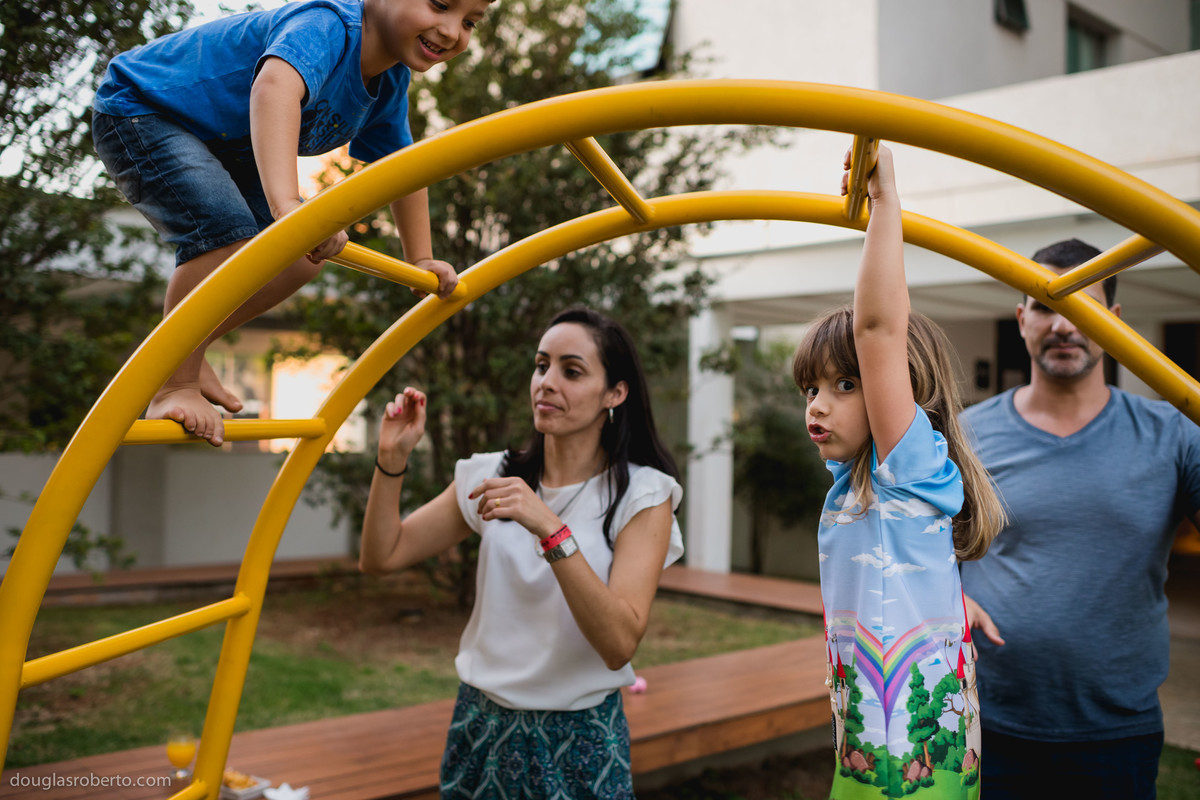 criança se pendurando