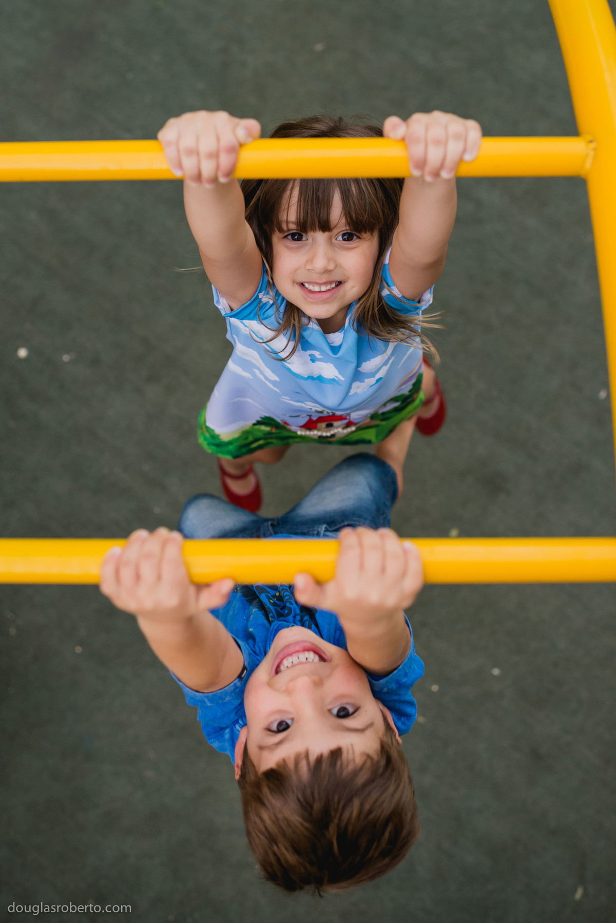 criança se pendurando
