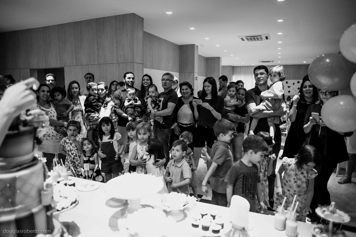 familiares e amigos na festa infantil