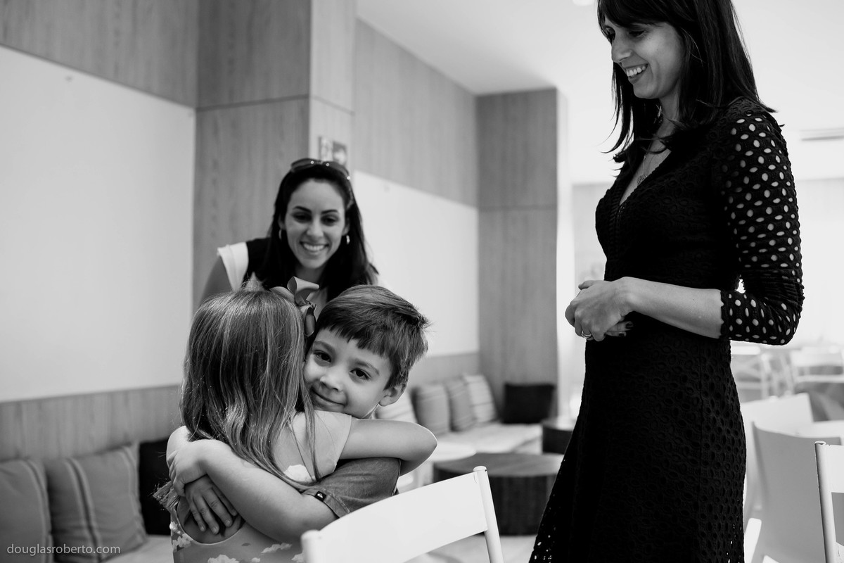 amigo abraçando amiga na festa infantil
