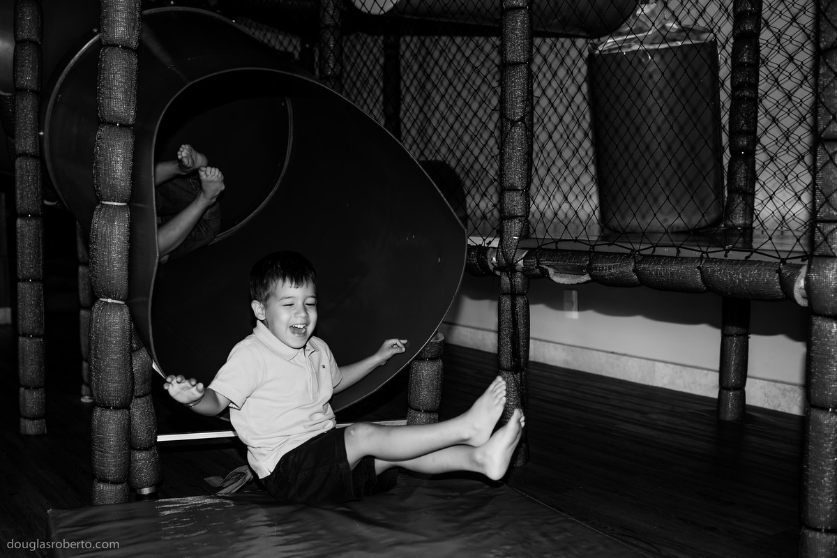 criança brincando no escorregador