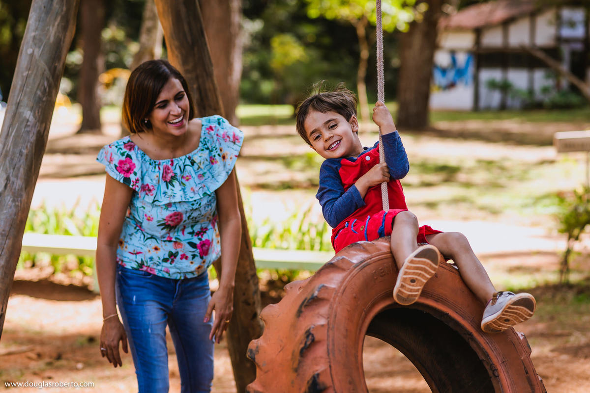 brincando com o filho no balanço