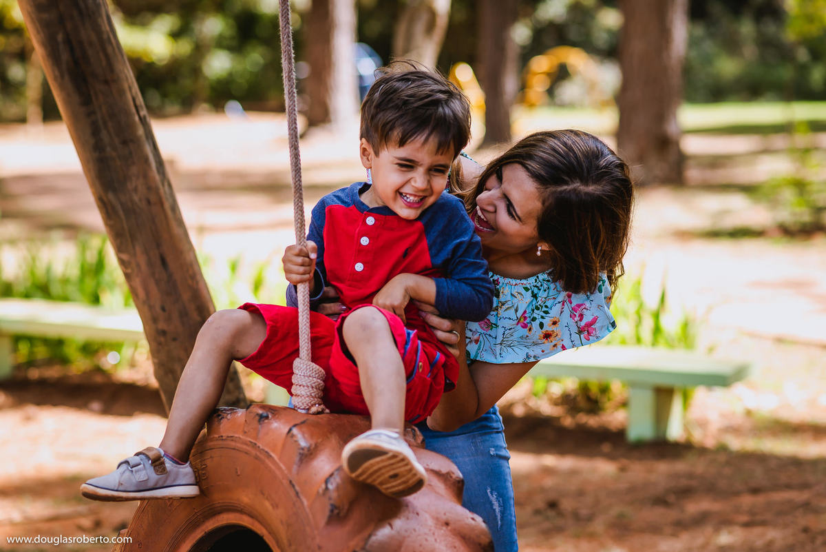 brincando com o filho no balanço
