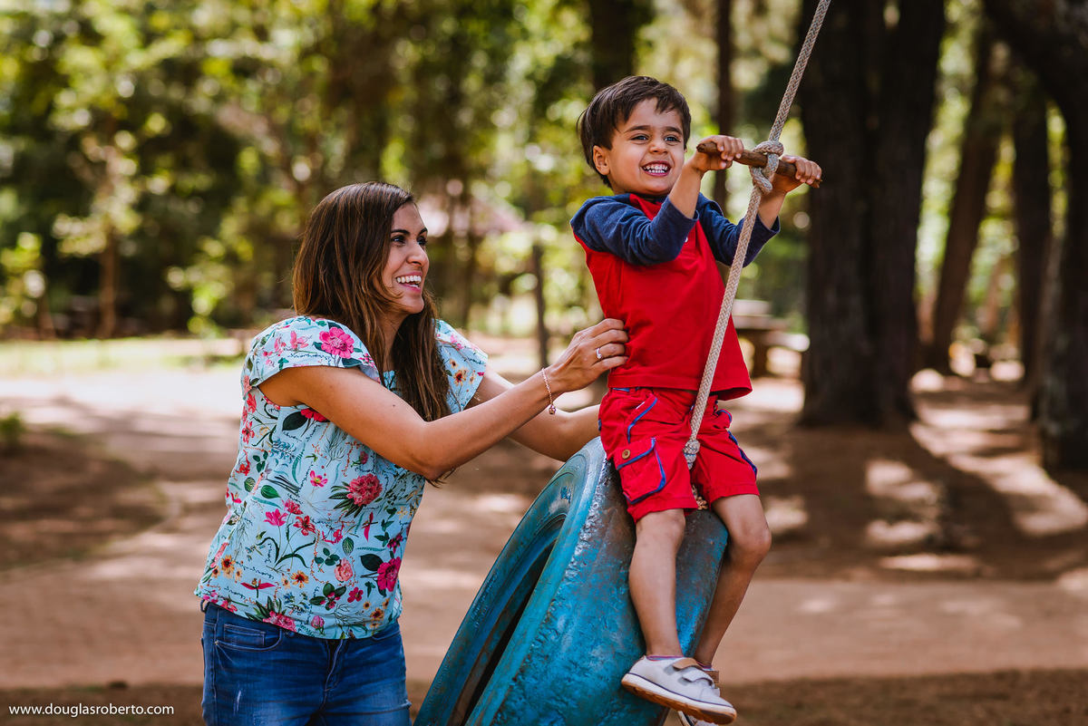 brincando com o filho no balanço