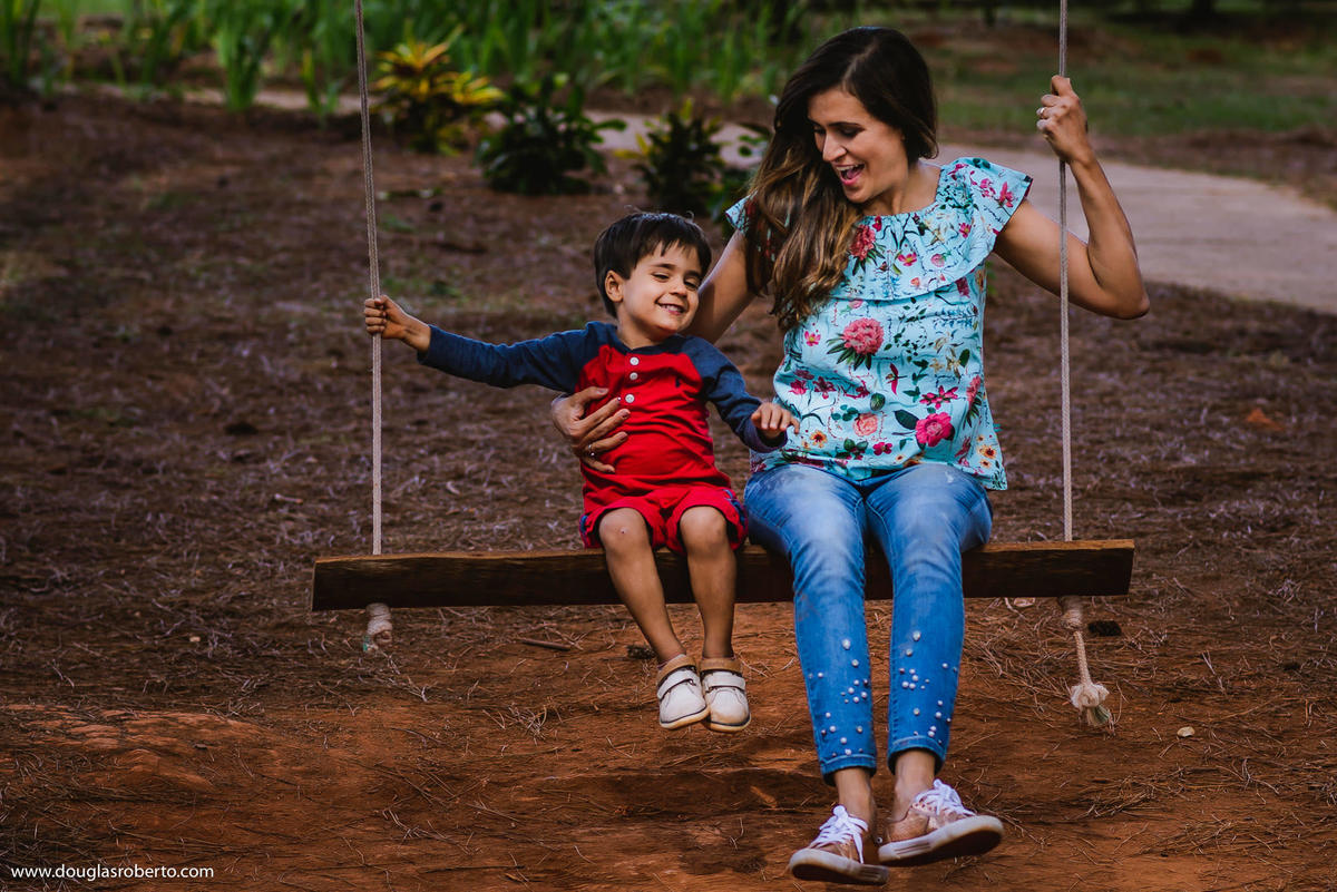 brincando com o filho no balanço
