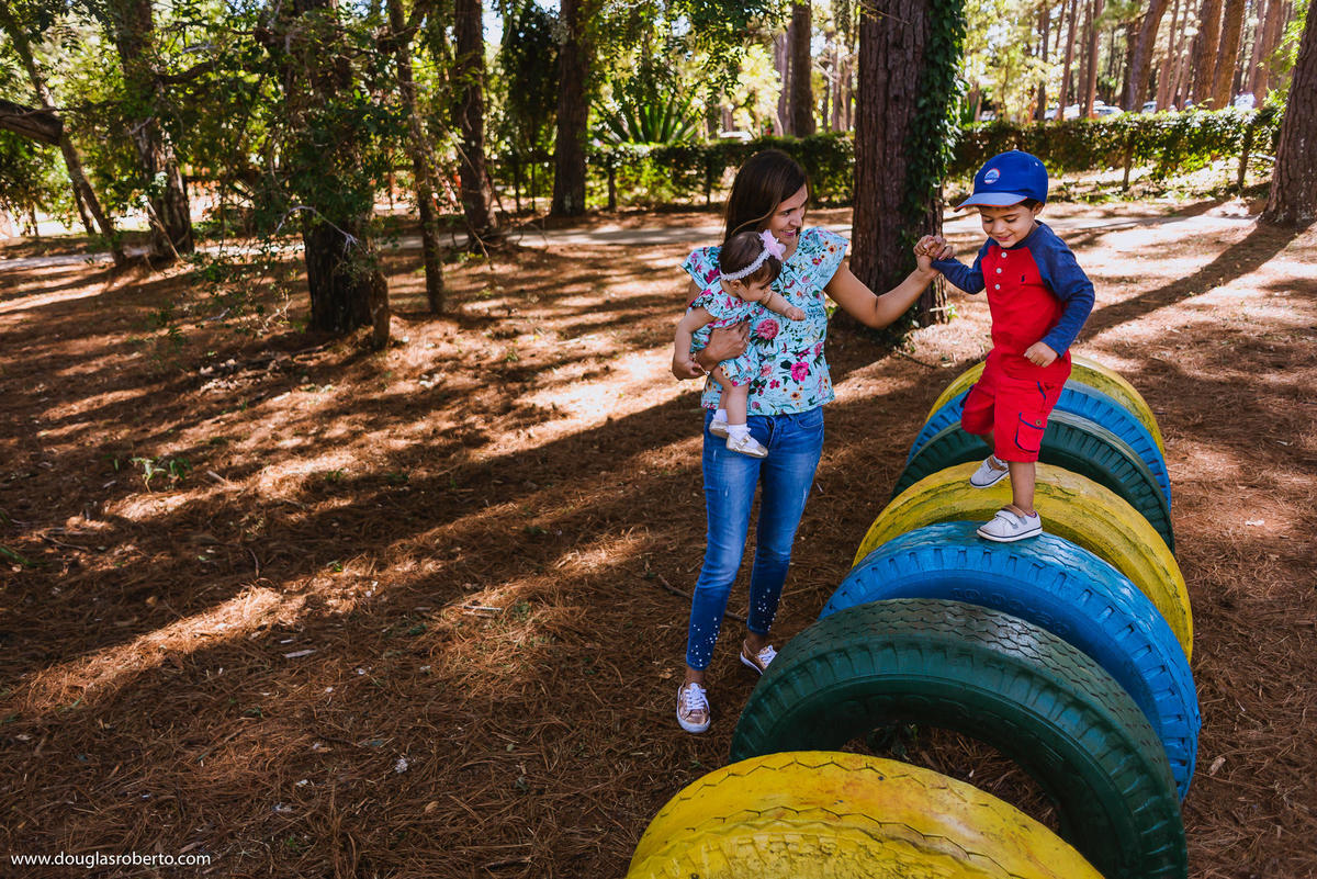 mãe brincando com os filhos