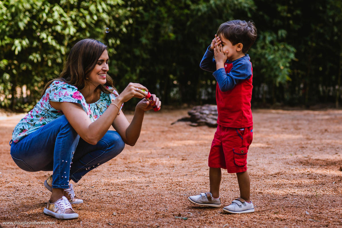 brincando de bola de sabão com a mãe
