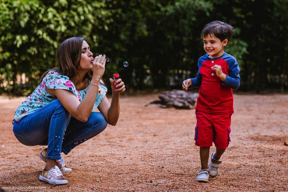 brincando de bola de sabão com a mãe