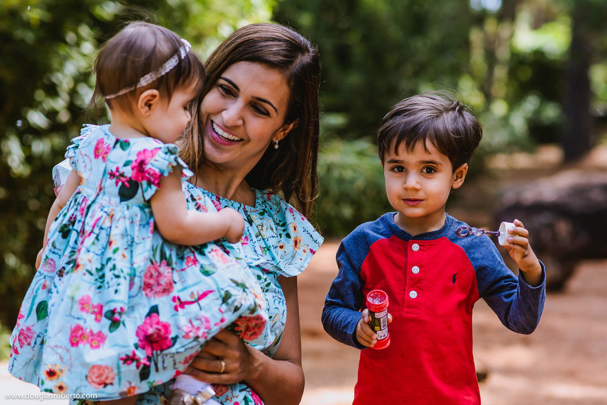 mãe brincando com os filhos
