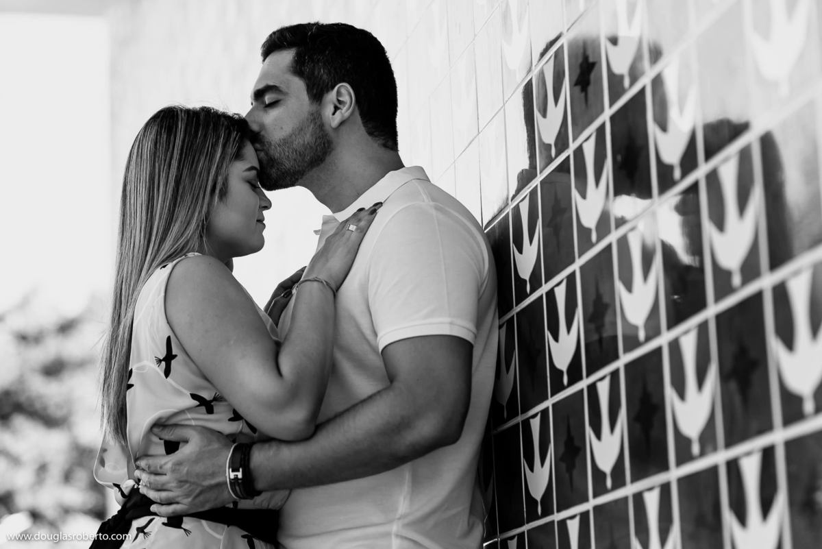 noivo beijando a noiva