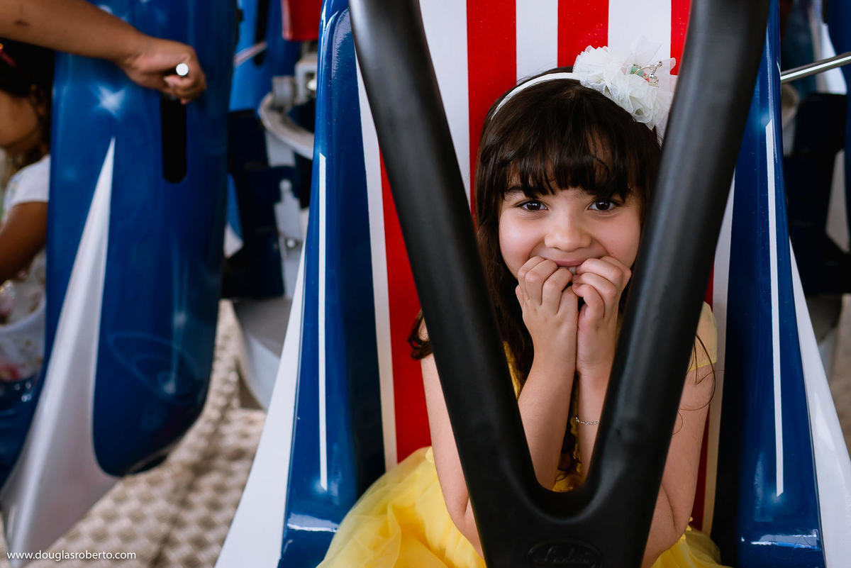 brincando no parque de diversão