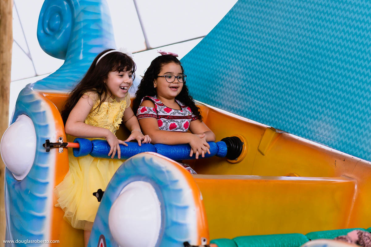 brincando no barco pirata