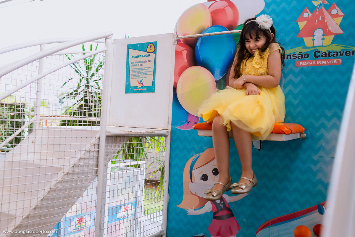 brincando no parque de diversão