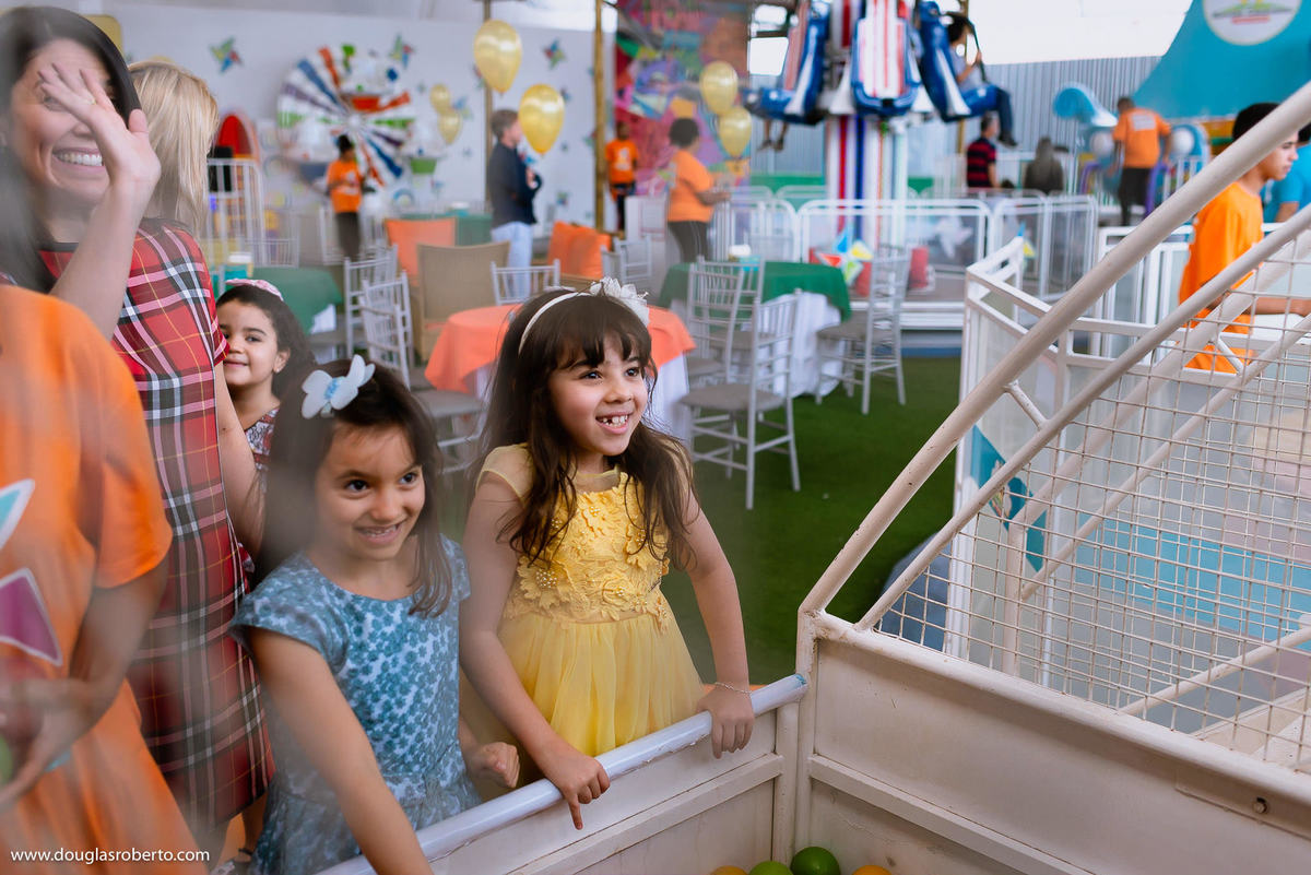 brincando no parque de diversão