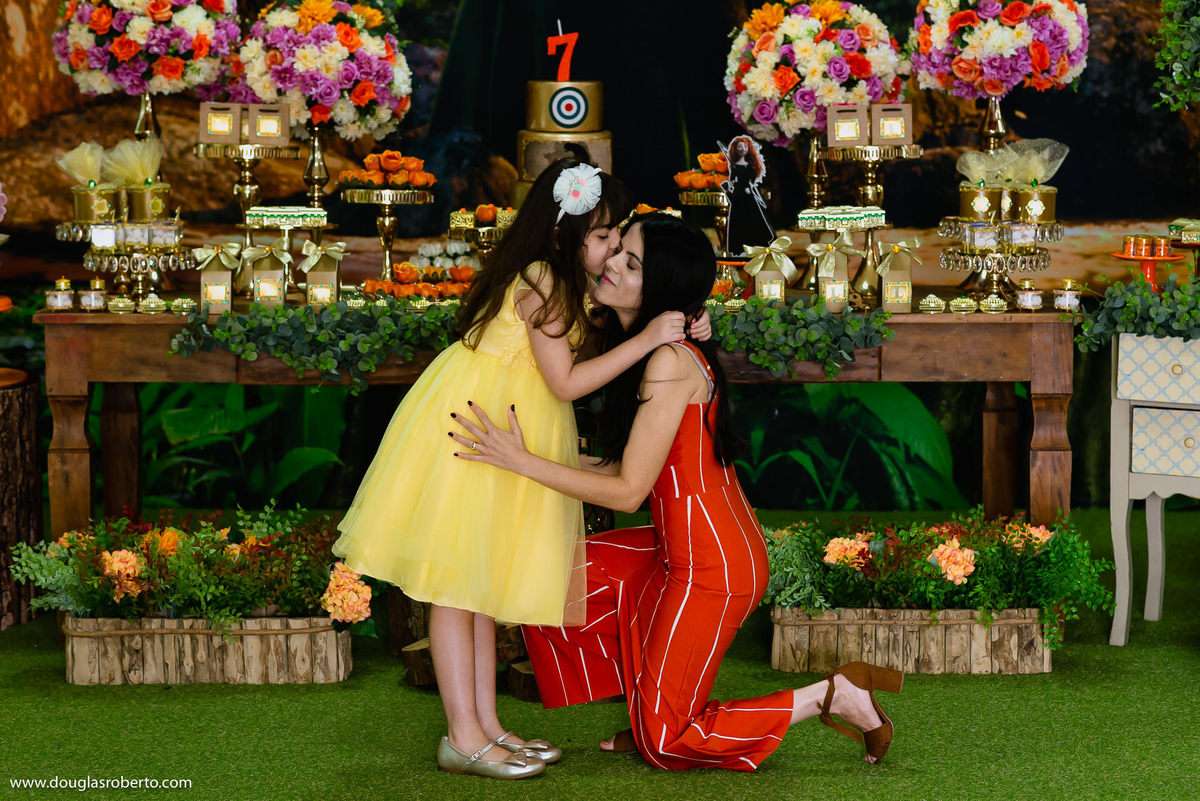 filha beijando o mãe