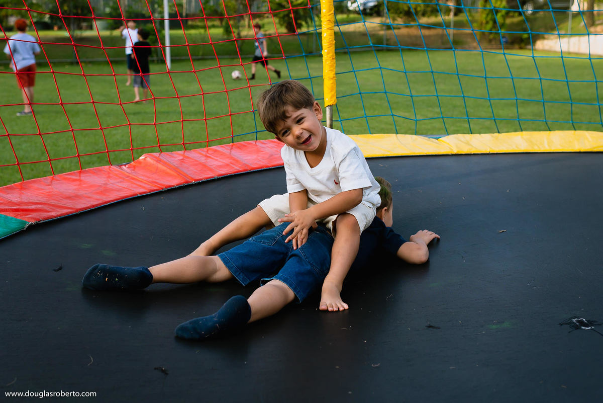 brincando no pula pula